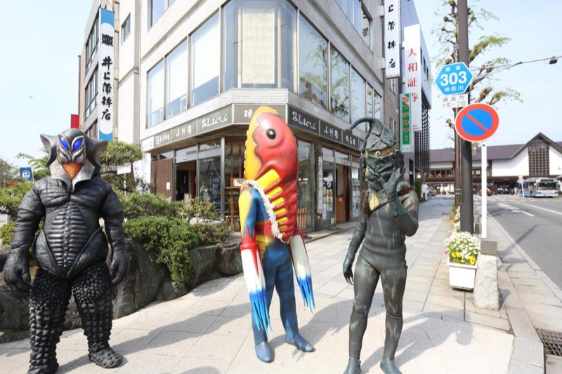 Illustration for article titled Even for Japanese TV, This Show Is Surreal